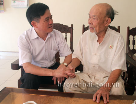 Anh Phạm Hữu Huyền (bên trái) và cụ Trần Tính trao đổi ý kiến về công tác xây dựng Đảng.
