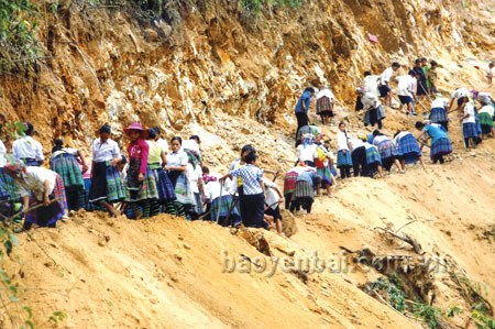 Cùng với lực lượng đoàn viên, nhân dân các thôn Tà Chử, Háng Tàu đã tích cực san núi mở 2,5km đường.
