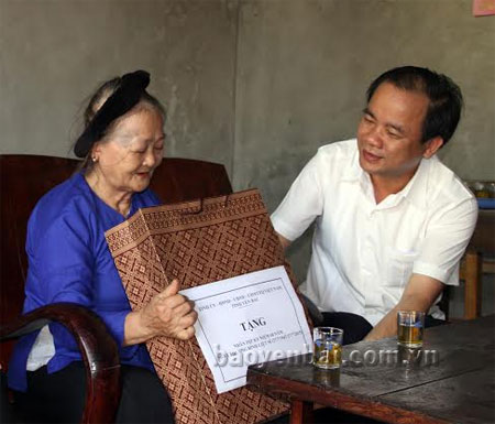 Đồng chí Tạ Văn Long – Phó chủ tịch Thường trực UBND tỉnh tặng quà cho mẹ liệt sỹ Sầm Thị Phiên.
