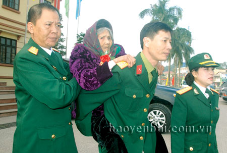 Tri ân mẹ Việt Nam anh hùng.