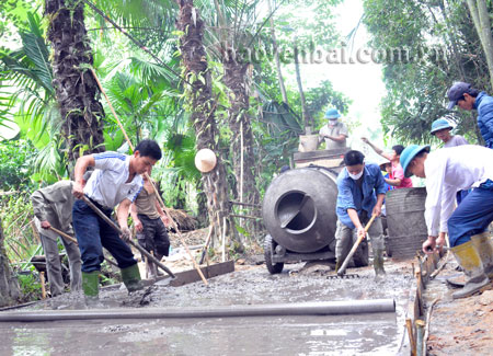 Người dân xã Mai Sơn tham gia kiên cố hóa đường giao thông nông thôn.
