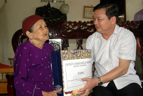 Phó bí thư Thường trực Tỉnh ủy Dương Văn Thống thăm, tặng quà mẹ Việt Nam Anh hùng Dương Thị Cúc, thôn Ngòi Lang, xã Bảo Ái.