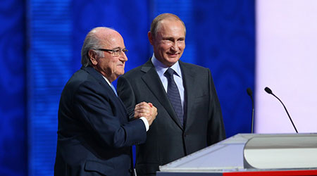 Buổi lễ bốc thăm bắt đầu với bài phát biểu của Tổng thống Nga Vladimir Putin và Chủ tịch FIFA Sepp Blatter.