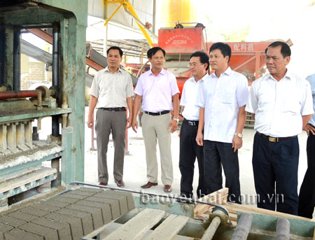Lãnh đạo thành phố Yên Bái kiểm tra cơ sở sản xuất gạch không nung.