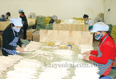 Sản xuất đũa xuất khẩu của Doanh nghiệp tư nhân Thanh Hương tại Cụm công nghiệp Đầm Hồng. 
