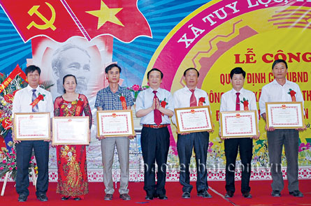 Đồng chí Hoàng Xuân Nguyên - Phó chủ tịch UBND tỉnh tặng bằng khen của UBND tỉnh cho các tập thể, cá nhân có thành tích xuất sắc trong XDNTM ở xã Tuy Lộc.
