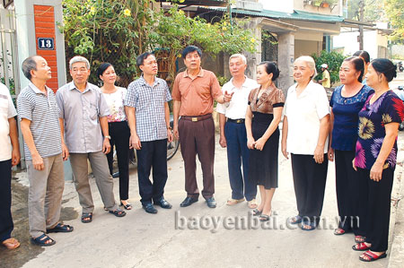 Đồng chí Nguyễn Viết Huy (thứ 4 từ trái sang) - Bí thư Đảng bộ phường Đồng Tâm trao đổi với các đảng viên khu dân cư Quyết Tâm.
