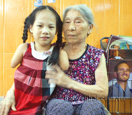 Tình yêu thương của bà Bình nay dành cả cho cháu nội Nguyễn Linh Chi.