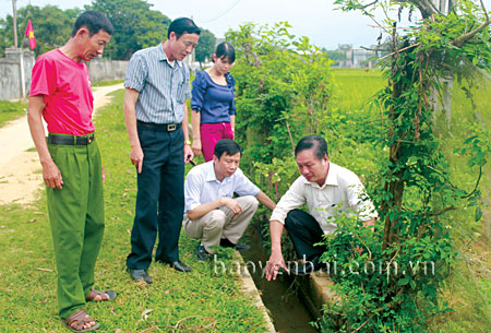 Lãnh đạo Phòng Nông nghiệp và Phát triển nông thôn huyện, thị trấn Nông trường Nghĩa Lộ kiểm tra hệ thống kênh mương nội đồng.
