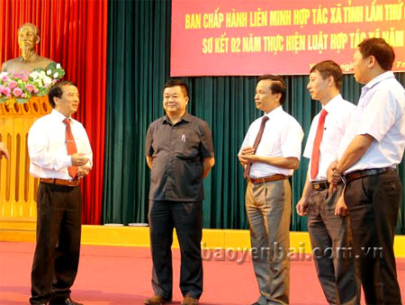 Đồng chí Hoàng Xuân Nguyên- Phó chủ tịch UBND tỉnh (ngoài cùng bên trái) trao đổi với lãnh đạo Liên minh HTX bên lề Hội nghị.