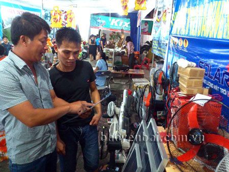 Người dân tham khảo các thiết bị tiết kiệm điện tại một hội chợ hàng tiêu dùng.
