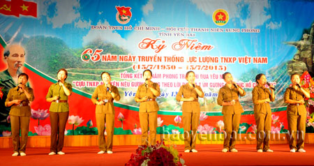 Các thành viên Đội Văn nghệ Hội Cựu thanh niên xung phong tỉnh biểu diễn tại Lễ kỷ niệm 65 năm Ngày truyền thống lực lượng Thanh niên xung phong.