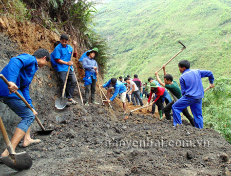 Đoàn viên thanh niên huyện Trạm Tấu tích cực tham gia làm đường giao thông nông thôn mở đường vào Dự án “Làng thanh niên lập nghiệp” từ thôn Tà Chử đến thôn Háng Tầu (xã Túc Đán).