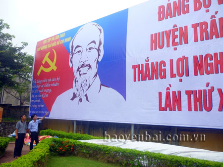 Trang trí pa-nô tuyên truyền Đại hội đại biểu Đảng bộ huyện Trấn Yên lần thứ XXI, nhiệm kỳ 2015 - 2020.
