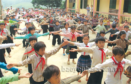 Học sinh Trường PTDTBT tiểu học và THCS Pá Hu trong giờ sinh hoạt tập thể.