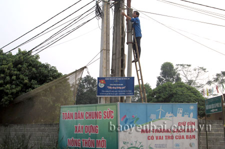 Triển khai lưới điện chiếu sáng tại thôn Đồng Tha.