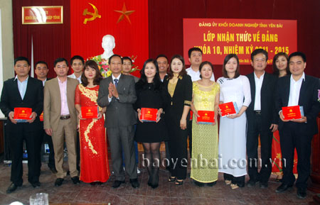 Lãnh đạo Đảng ủy Khối trao giấy chứng nhận tham gia lớp nhận thức về Đảng năm 2015 cho đảng viên mới.

