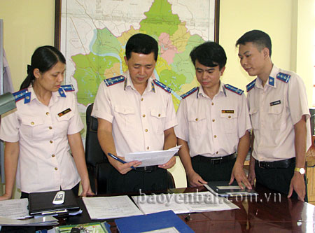 Lãnh đạo và chấp hành viên Chi cục Thi hành án dân sự thành phố Yên Bái trao đổi nghiệp vụ giải quyết án dân sự tồn đọng.