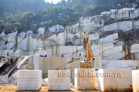 Khu vực khai thác đá hoa trắng của Công ty TNHH Đá cẩm thạch RK Việt Nam.
