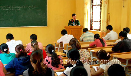 Lớp bồi dưỡng kiến thức quốc phòng cho đối tượng 4 tổ chức tại Trung tâm Bồi dưỡng chính trị huyện Mù Cang Chải.
