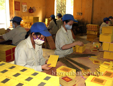 Công nhân Nhà máy gia công giấy vàng mã của Công ty tại phường Nguyễn Phúc (thành phố Yên Bái) trong giờ làm việc.
