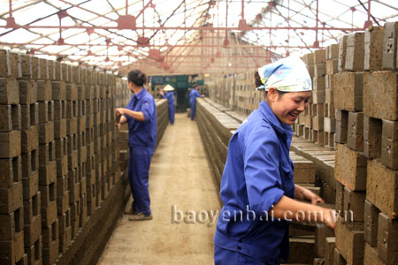 Sản xuất gạch của Xưởng gạch An Thịnh thuộc Công ty cổ phần Sản xuất vật liệu xây dựng tỉnh Yên Bái tại Cụm công nghiệp phía tây cầu Mậu A.
