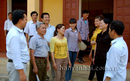 Thường trực Đảng ủy xã Tân Hợp trao đổi với đảng viên chi bộ thôn Làng Lớn về mục tiêu Nghị quyết Đại hội Đảng bộ xã lần thứ XIV, nhiệm kỳ 2015 - 2020.