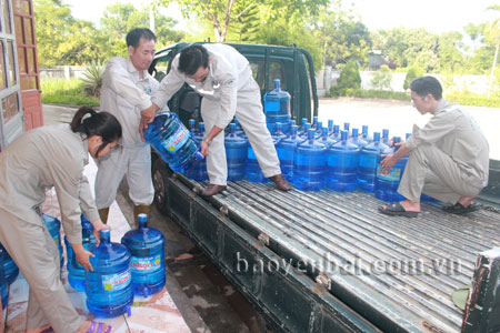 Sản phẩm nước tinh khiết Nalovy của Công ty TNHH Xây dựng - Cấp thoát nước Nghĩa Lộ được vận chuyển đến người tiêu dùng.
