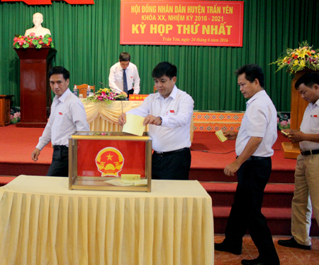 Các đại biểu HĐND khóa XX, nhiệm kỳ 2016 - 2021 bỏ phiếu bầu Thường trực và các ban của HĐND huyện Trấn Yên.
