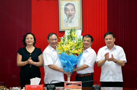 Các đồng chí Thường trực Tỉnh ủy tặng hoa chúc mừng đồng chí Hoàng Xuân Nguyên.
