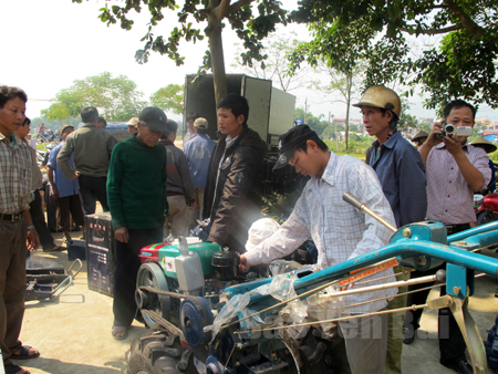 Nông dân xã Nghĩa Lợi được hỗ trợ máy cày bừa phục vụ sản xuất.
