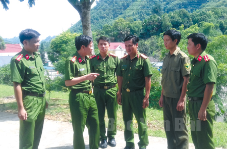 Đại tá Trần Kim Hải - Phó giám đốc Công an tỉnh (thứ 2 bên trái) trao đổi với Tổ công tác tăng cường cơ sở tại xã Khánh Hòa.
