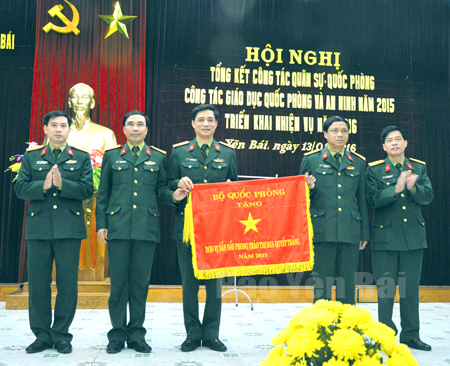 Bộ Chỉ huy Quân sự tỉnh được Bộ Quốc phòng tặng cờ Đơn vị dẫn đầu Phong trào thi đua Quyết thắng năm 2015.