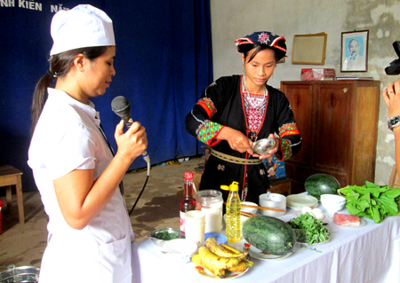 Một buổi thực hành bữa ăn dinh dưỡng ở xã Vĩnh Kiên, huyện Yên Bình.