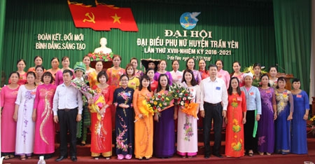 Lãnh đạo Hội LHPN tỉnh và huyện Trấn Yên chụp ảnh lưu niệm với Ban chấp hành Hội LHPN huyện khóa mới.