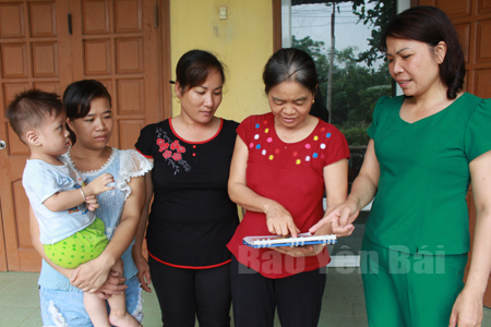 Cộng tác viên dân số thôn Ninh Phúc tuyên truyền kiến thức DS/KHHGĐ đến nhân dân.
