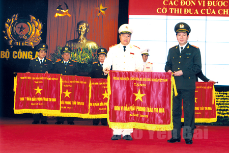 Đại tướng Trần Đại Quang - Bộ trưởng Bộ Công an (nay là Chủ tịch nước CHXHCN Việt Nam) tặng cờ đơn vị dẫn đầu phong trào thi đua của Chính phủ cho Công an tỉnh Yên Bái.
