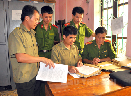 Công an huyện Lục Yên và xã Liễu Đô rà soát hồ sơ các đối tượng nghiện ma túy.