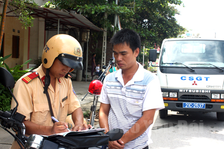 Cảnh sát giao thông Công an huyện Yên Bình tăng cường hoạt động tuần tra, kiểm soát.
