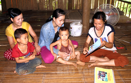 Nhân viên y tế thôn Sài Dưới, xã Trung Tâm (Lục Yên) tuyên truyền về sức khỏe sinh sản, kế hoạch hóa gia đình.