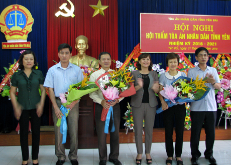 Các đồng chí lãnh đạo HĐND, Mặt trận Tổ quốc và Tòa án nhân dân tỉnh tặng hoa chúc mừng Trưởng, Phó Đoàn hội thẩm TAND tỉnh. 

