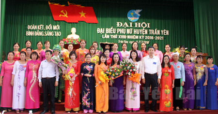 Lãnh đạo Hội LHPN tỉnh và lãnh đạo huyện Trấn Yên tặng hoa Ban Chấp hành Hội LHPN huyện Trấn Yên lần thứ XVIII, nhiệm kỳ 2016 - 2021.
