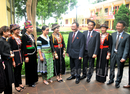 Các đồng chí lãnh đạo tỉnh trao đổi với đại biểu HĐND tỉnh khóa XVIII là người dân tộc thiểu số.