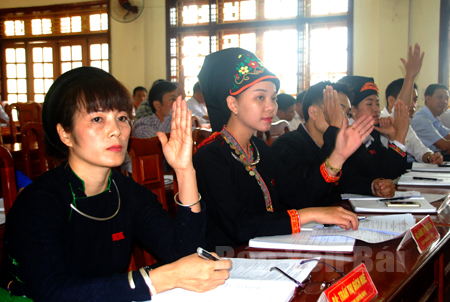 Đại biểu HĐND huyện Văn Yên khóa XVII, nhiệm kỳ 2016 - 2021 thông qua nghị quyết bầu các chức danh chủ chốt của HĐND huyện tại Kỳ họp thứ Nhất.