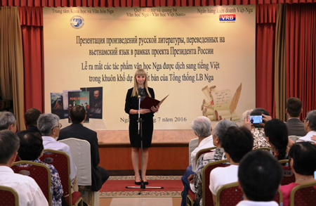 Bà Natalia Shafinskaya - Quyền Giám đốc Trung tâm Khoa học và Văn hóa Nga phát biểu tại buổi lễ
