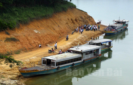 Hoạt động vận tải hành khách tại cảng Hương Lý, thị trấn Yên Bình, huyện Yên Bình.