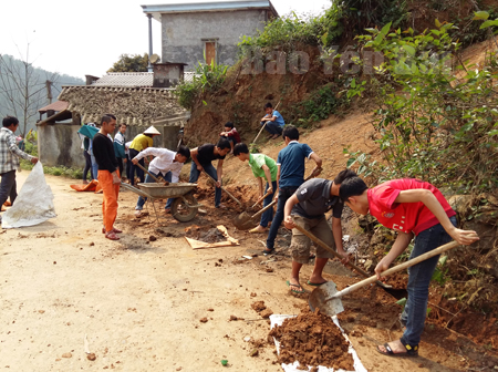 Đoàn viên, thanh niên xã Yên Hưng tham gia tu sửa đường giao thông nông thôn tại thôn Khe Trò.