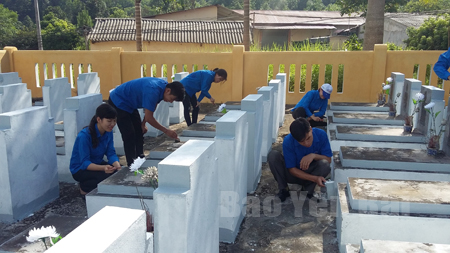 Đoàn viên, thanh niên thành phố tham gia tu sửa, chăm sóc Nghĩa trang Liệt sỹ thành phố Yên Bái.