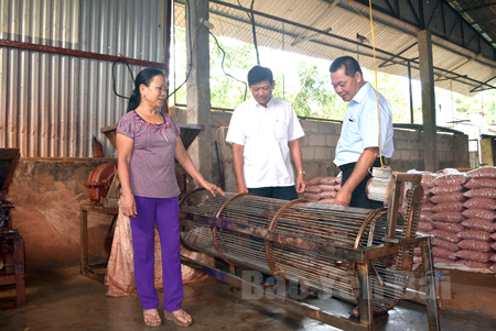 Đồng chí Nông Đức Thắng (đứng giữa) - Phó Bí thư Đảng ủy, Chủ tịch UBND xã Yên Thắng thăm một cơ sở sản xuất phân viên nén dúi sâu ở thôn Thâm Pồng.
