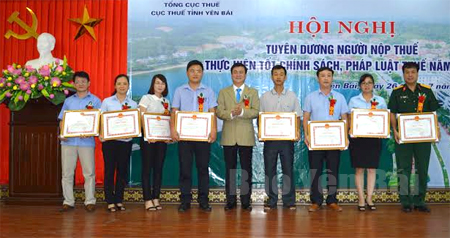 Đồng chí Nguyễn Chiến Thắng - Phó chủ tịch UBND tỉnh trao bằng khen của UBND tỉnh cho các tập thể, cá nhân thực hiện tốt chính sách, pháp luật thuế năm 2015.